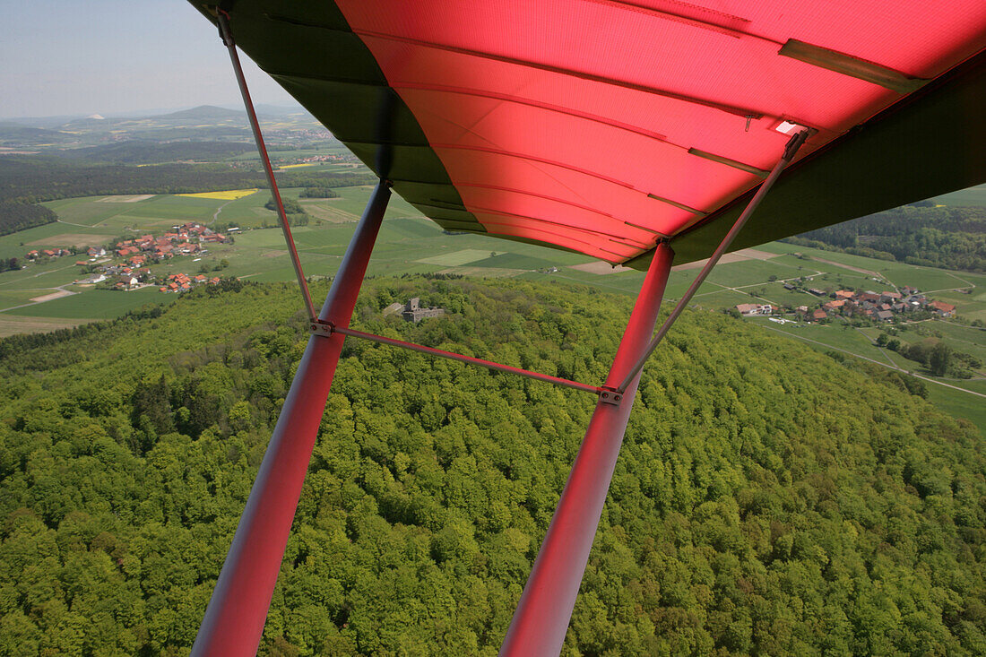 Luftaufnahme von Flugzeugflügel und Burgruine Hauneck auf dem Stoppelsberg, Haunetal, Rhön, Hessen, Deutschland, Europa