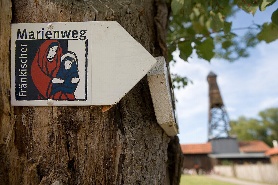 Marienweg Wegweiser und Luitpold Sprudel Mineralwasser Brunnen, nahe Bad Kissingen, Rhön, Bayern, Deutschland, Europa