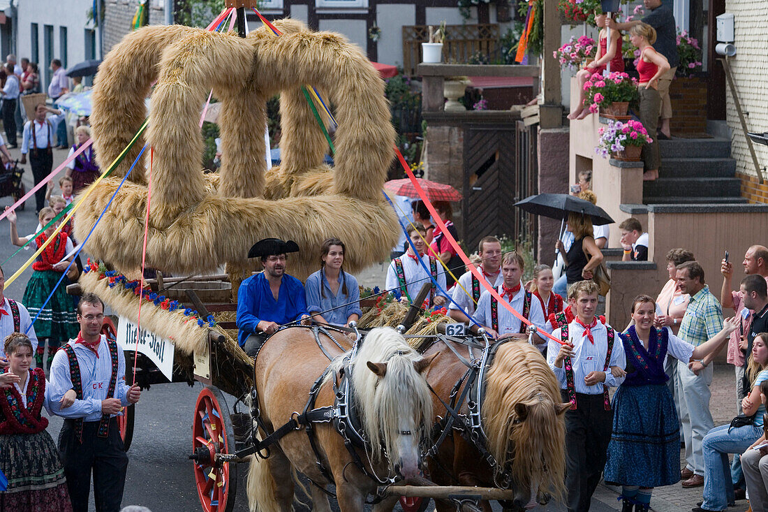 Traditioneller Erntewagen beim Schlitzerländer Trachten- und Heimatfest, Schlitz, Vogelsberg, Hessen, Deutschland, Europa