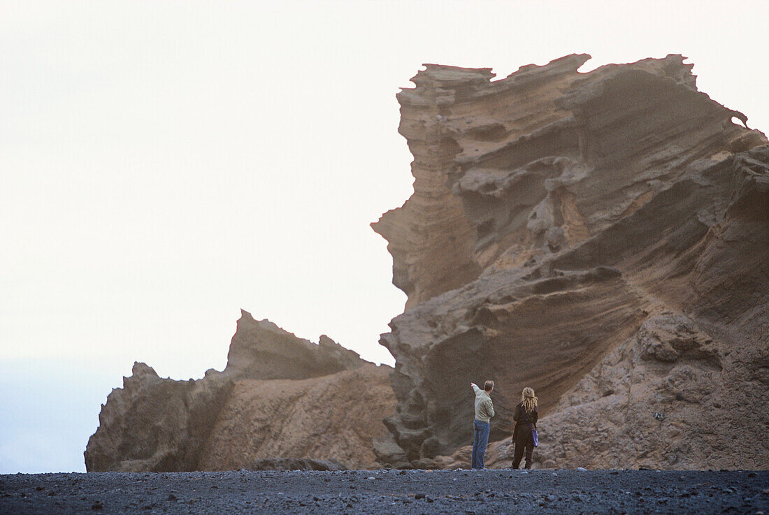 Ein Paar am Strand von El Golfo, Lanzarote, Kanaren, Kanarische Inseln, Spanien, Europa