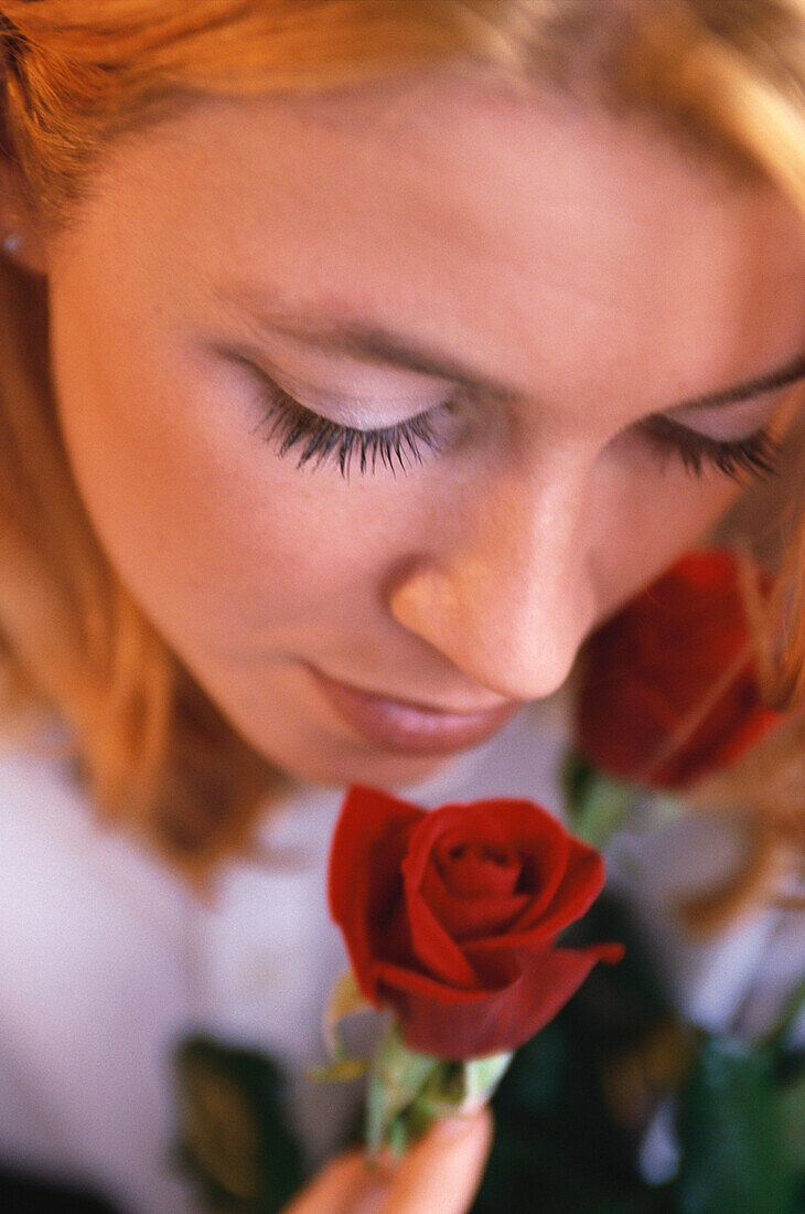 Frau riecht an Rose, Beauty, Portrait, Deutschland