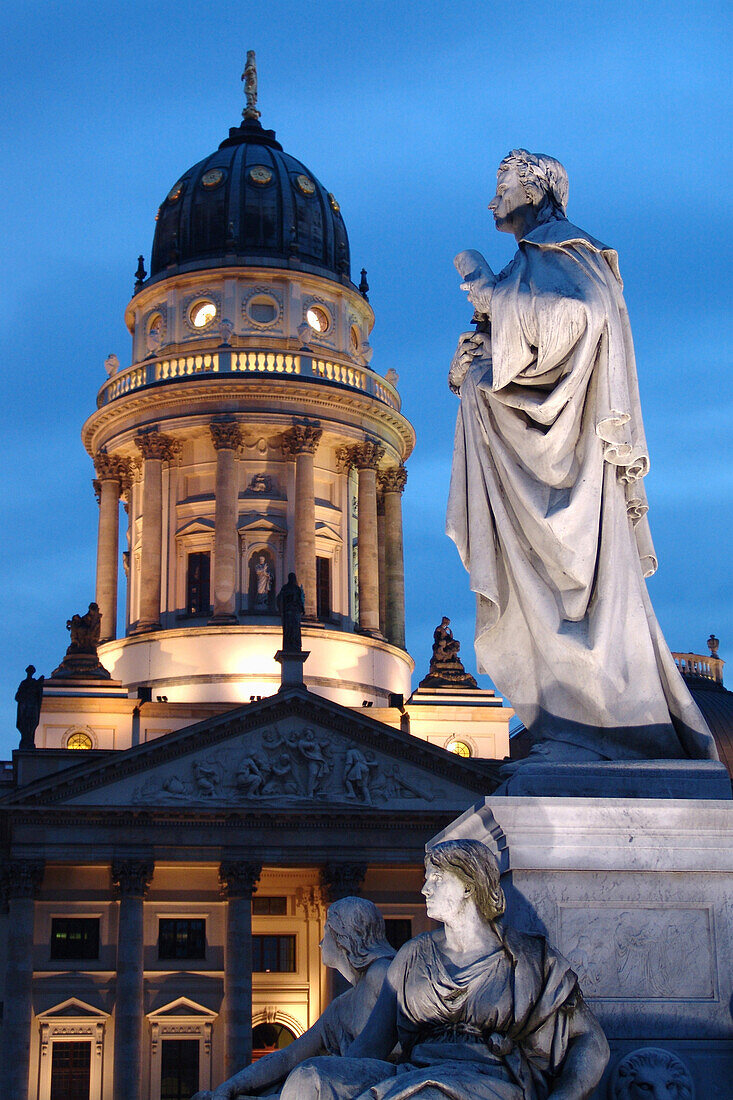 Schiller Denkmal und Deutscher Dom am Gendarmenmarkt, Berlin, Deutschland