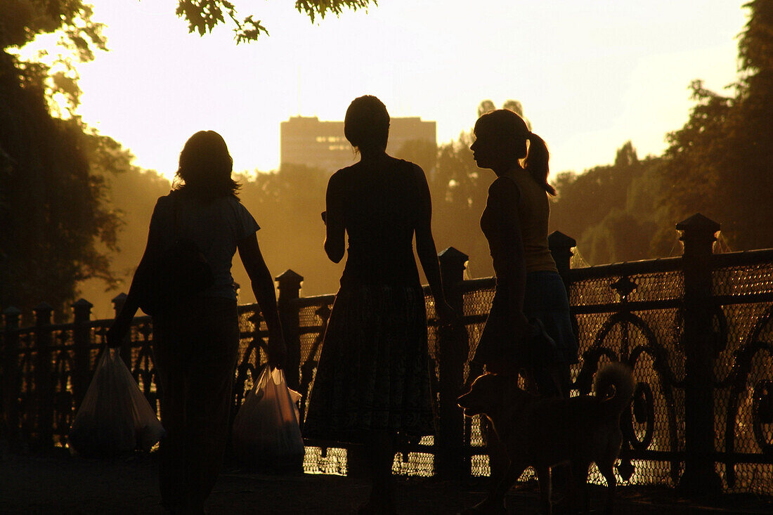 Silhouetten von drei jungen Frauen, Kreuzberg, Berlin, Deutschland