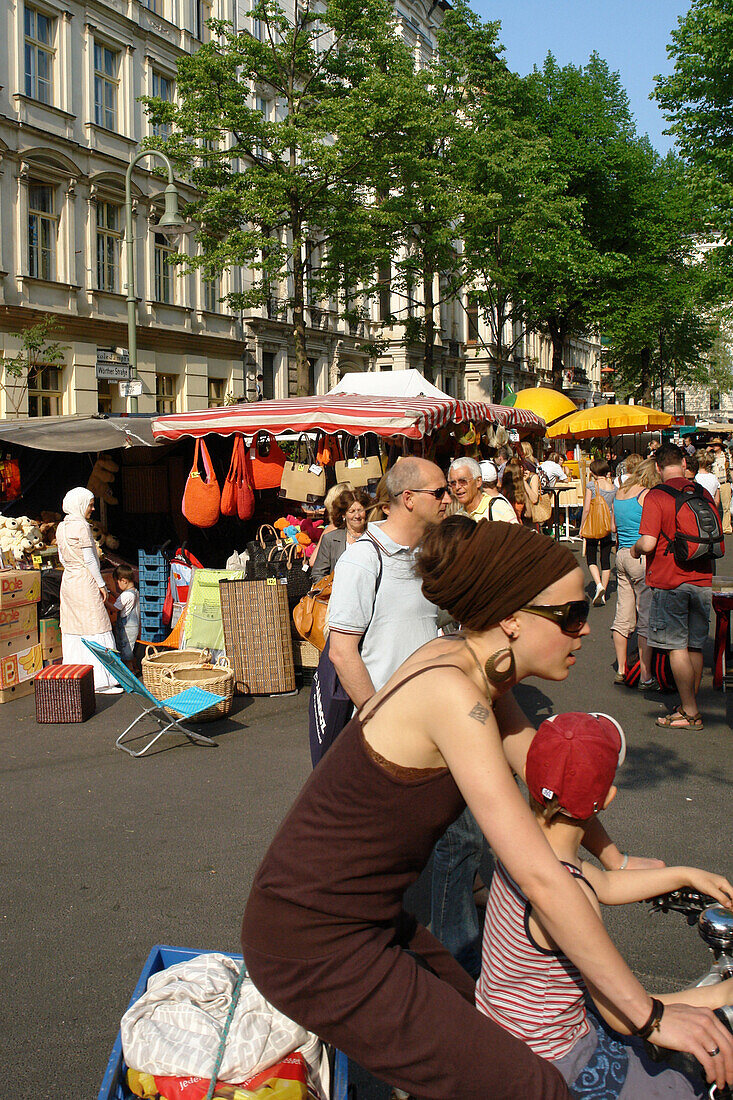 Leute beim Einkaufen, Markt, Prenzlauer Berg, Berlin, Deutschland