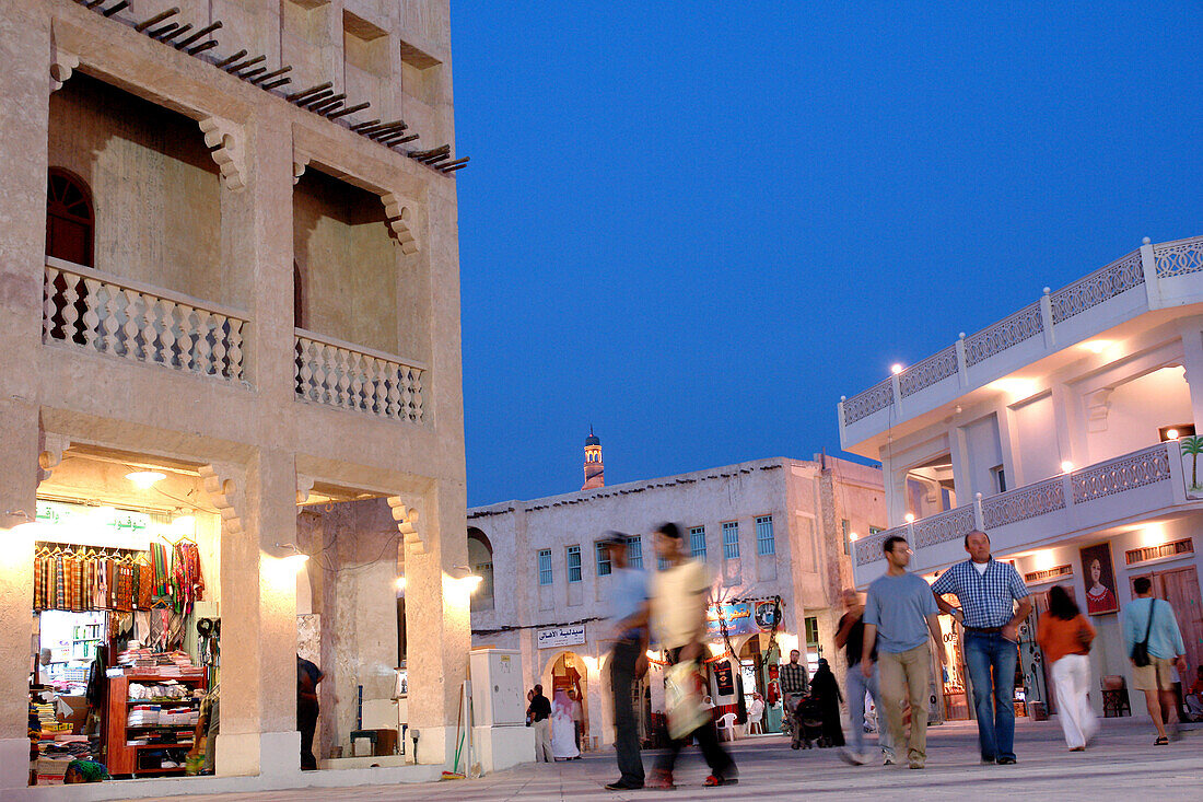 Leute beim Einkaufen, Traditioneller Souk in Doha, Katar, Qatar