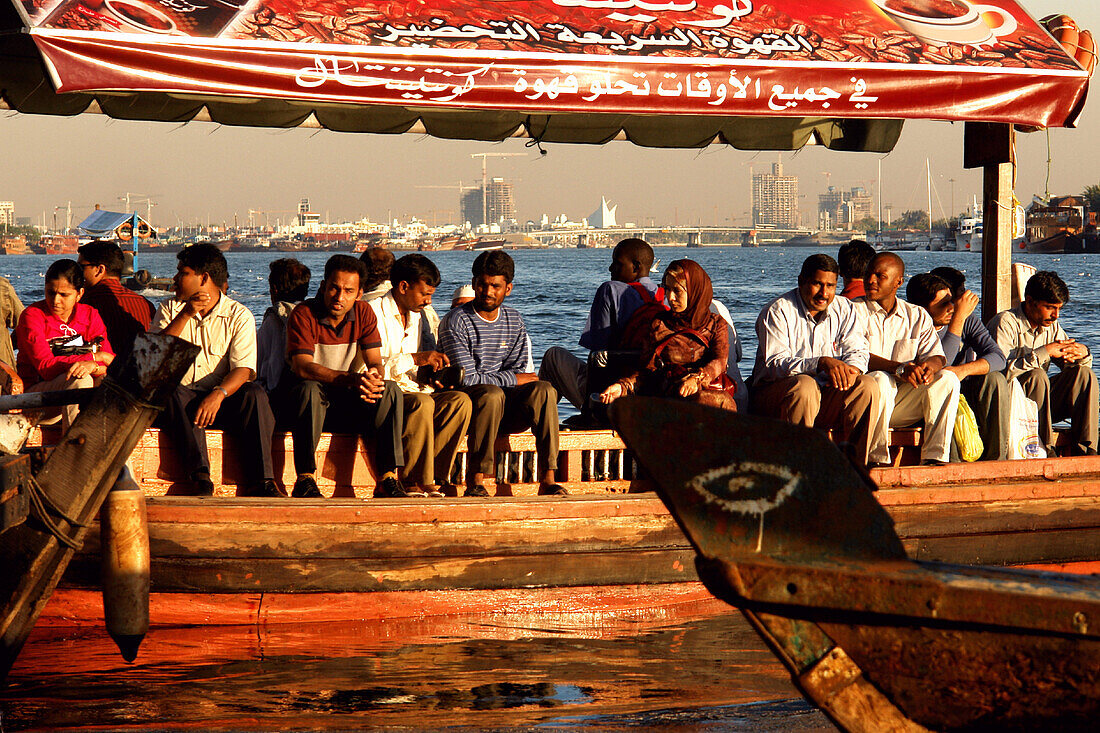 Leute sitzen entlang der Promenade, Dubai Creek, Vereinigte Arabische Emirate, VAE