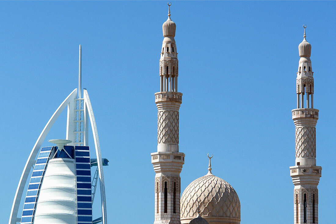 Burj al Arab und Moschee, Dubai, Vereinigte Arabische Emirate, VAE