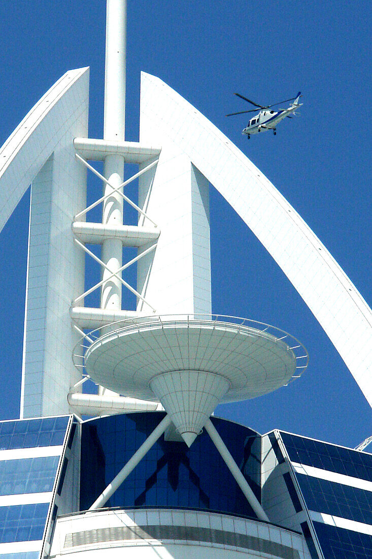 Hubschrauber über dem Hotel Burj al Arab, Dubai, Vereinigte Arabische Emirate, VAE