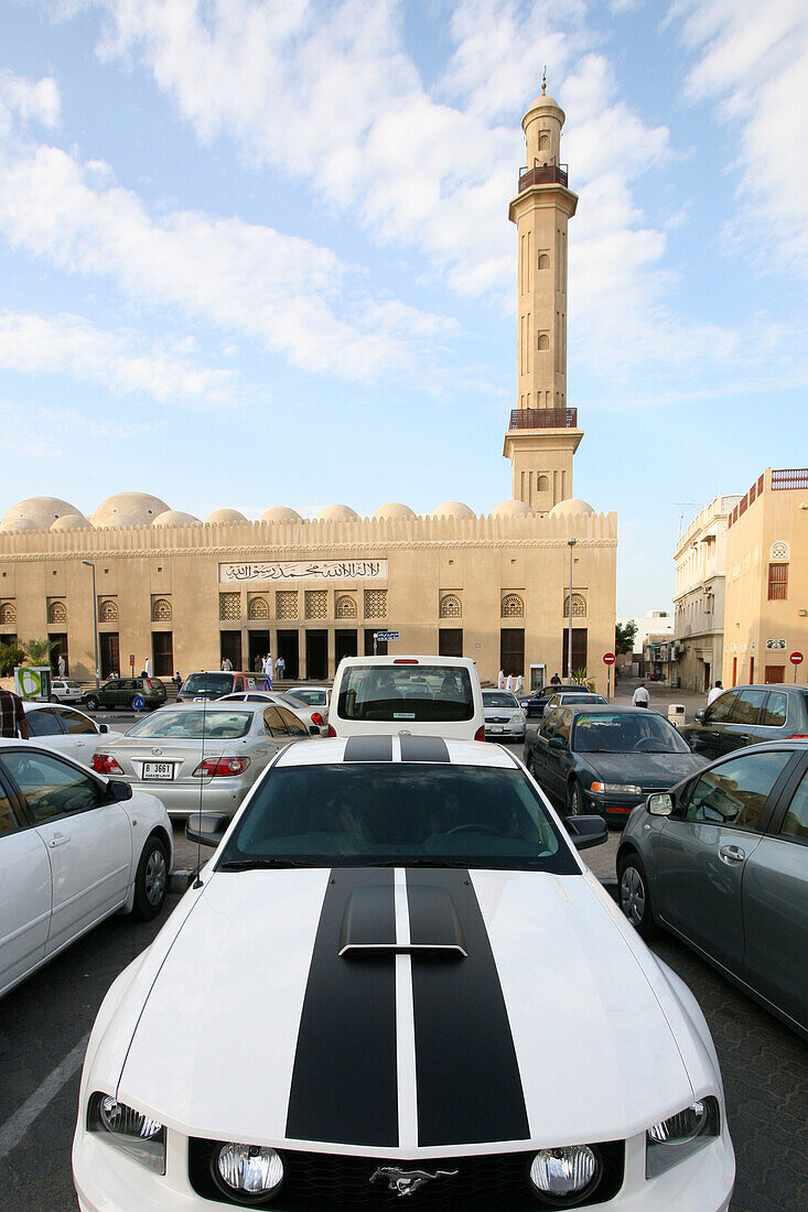 Autos vor einer Moschee in Bur Dubai, Dubai, Vereinigte Arabische Emirate, VAE