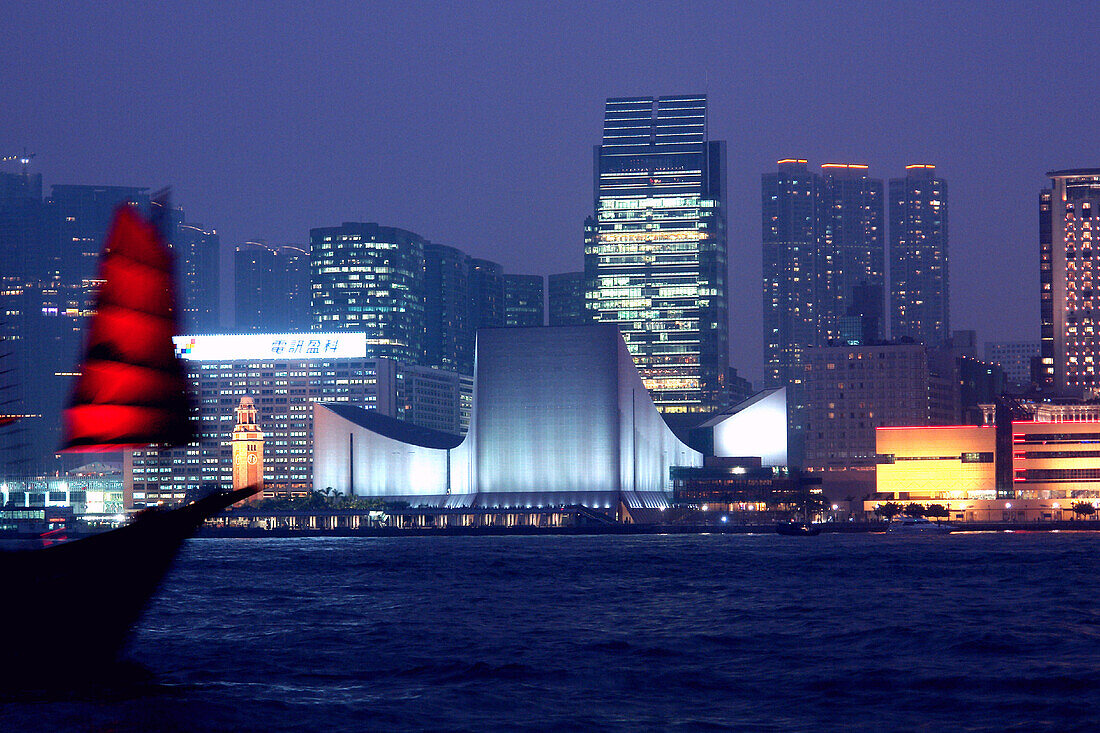 Alte Dau vor Skyline, Nacht, Hong Kong, China
