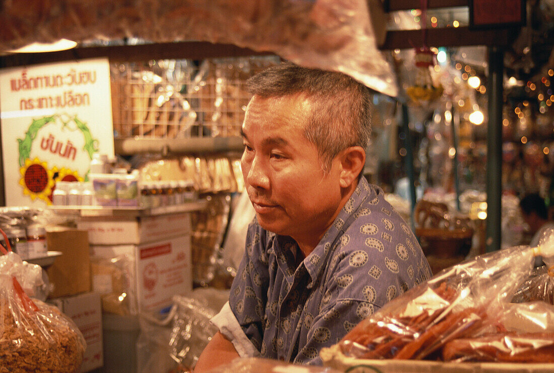 Ein Mann, Verkäufer, bei der Chatuchak Wochenendmarkt, Bangkok, Thailand