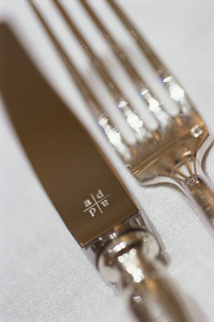 Nahaufnahme von Tafelsilber, Besteck, Messer und Gabel im Restaurant Alain Ducasse, Paris, Frankreich