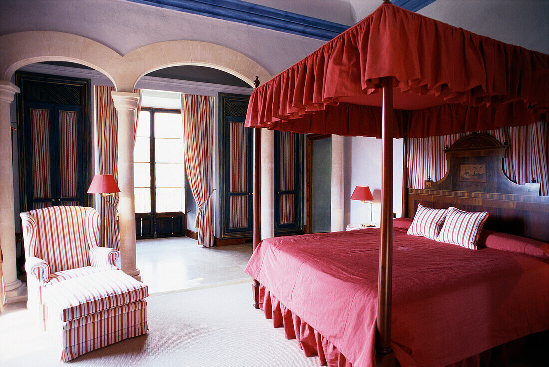 Das Schlafzimmer und Bett in Suite Nummer 21 im Hotel Son Net, Urlaub, Übernachtung, Puigpunyent, Mallorca, Spanien