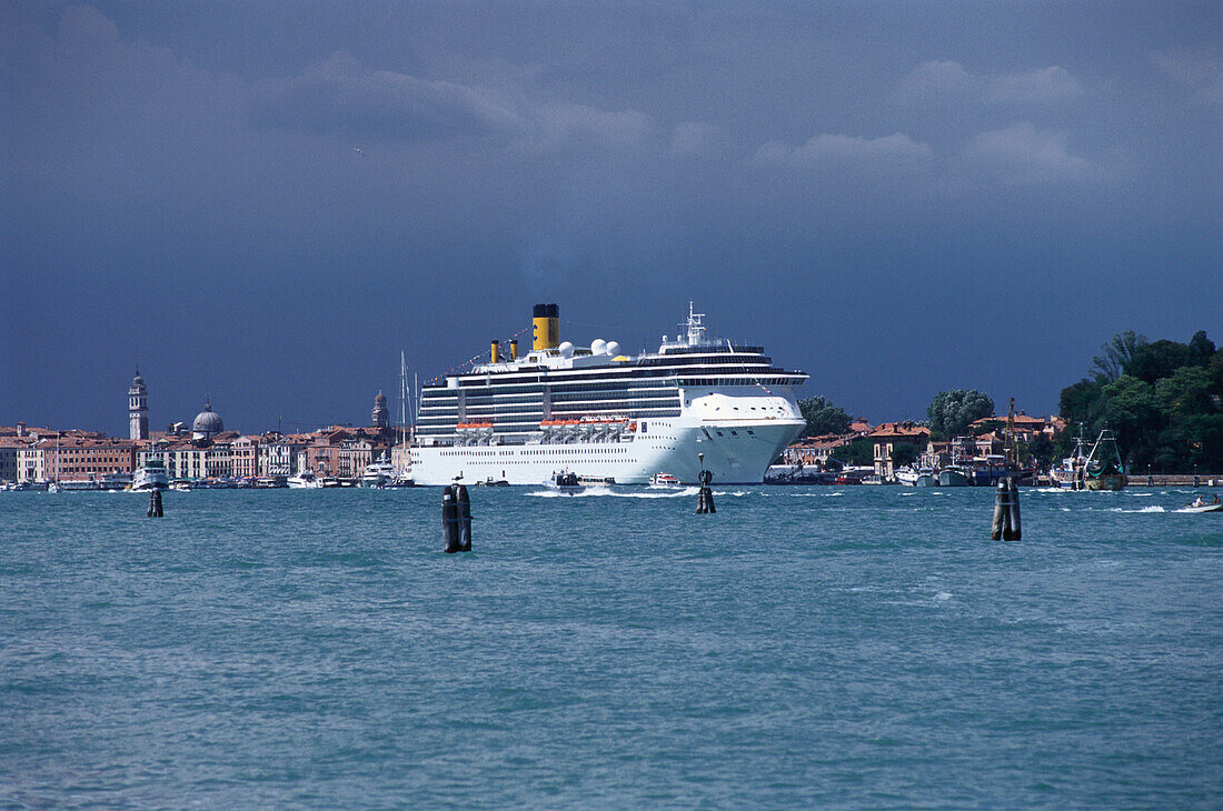 Kreuzfahrtschiff im Hafen, Costa Atlantica, Venedig, Italien