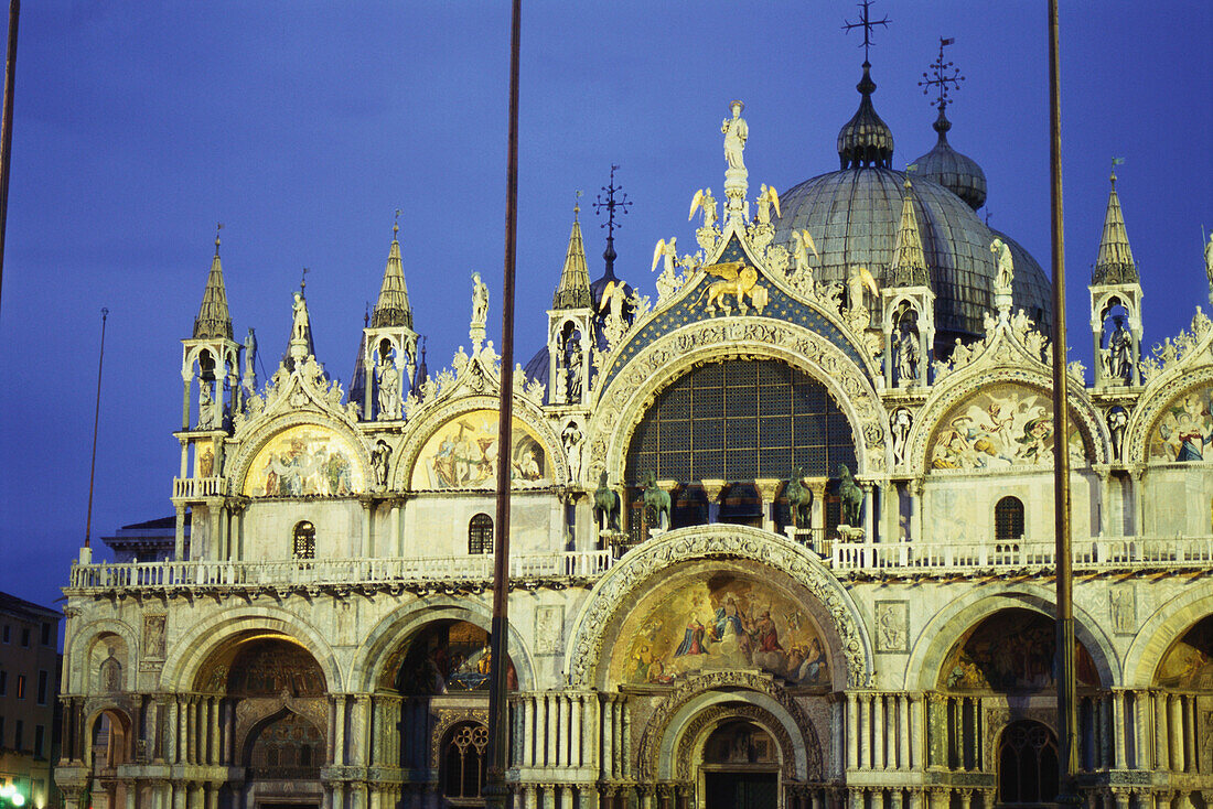 Markusdom, Basilica San Marco in der Abenddämmerung, Sehenswürdigkeit, Venedig, Italien