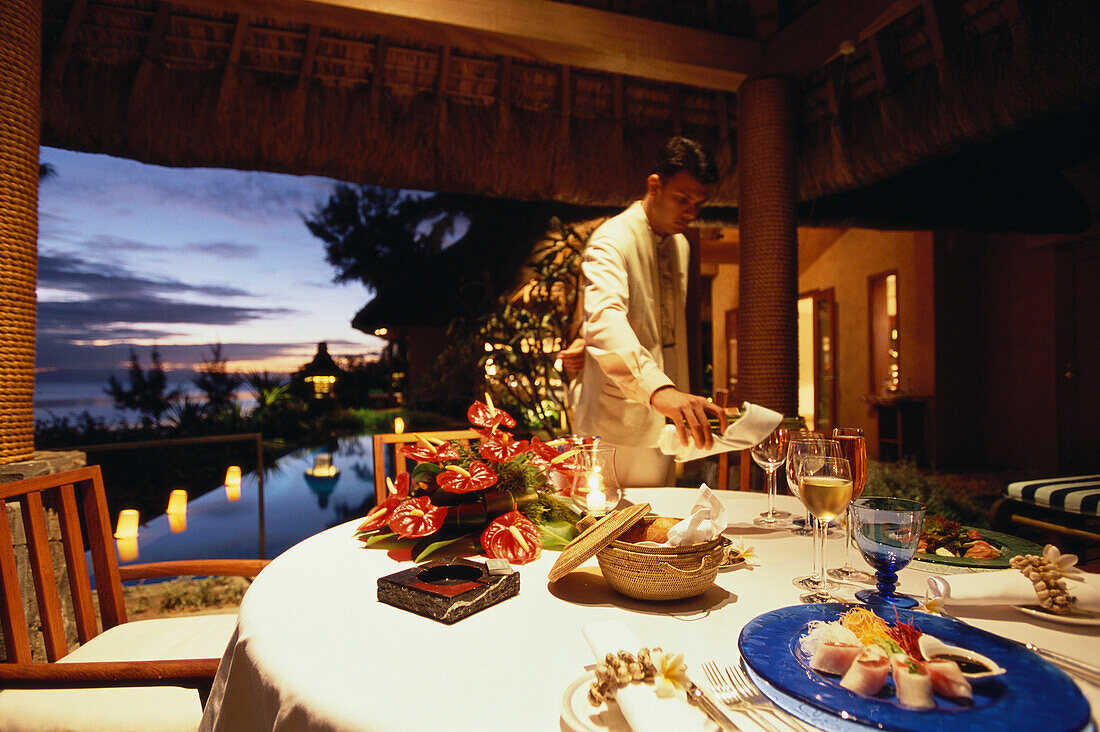 Ein Ober serviert Wein für ein privates Dinner, Royal Villa, Hotel Oberoi, Urlaub, Mauritius, Afrika
