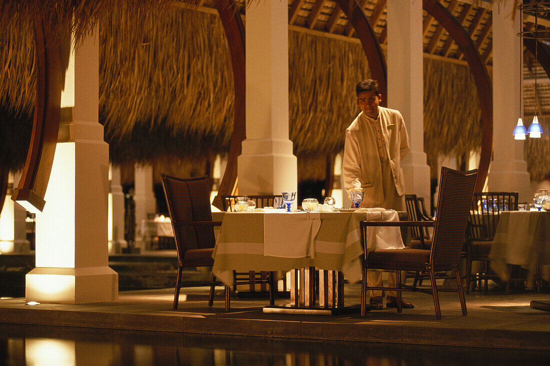 Restaurant und Ober im Hotel Oberoi, Urlaub, Mauritius, Afrika