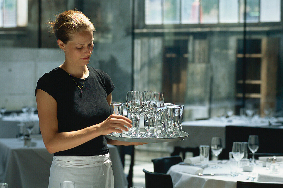Eine Kellnerin, Bedienung in Restaurant Lasalle, Zürich, Schweiz
