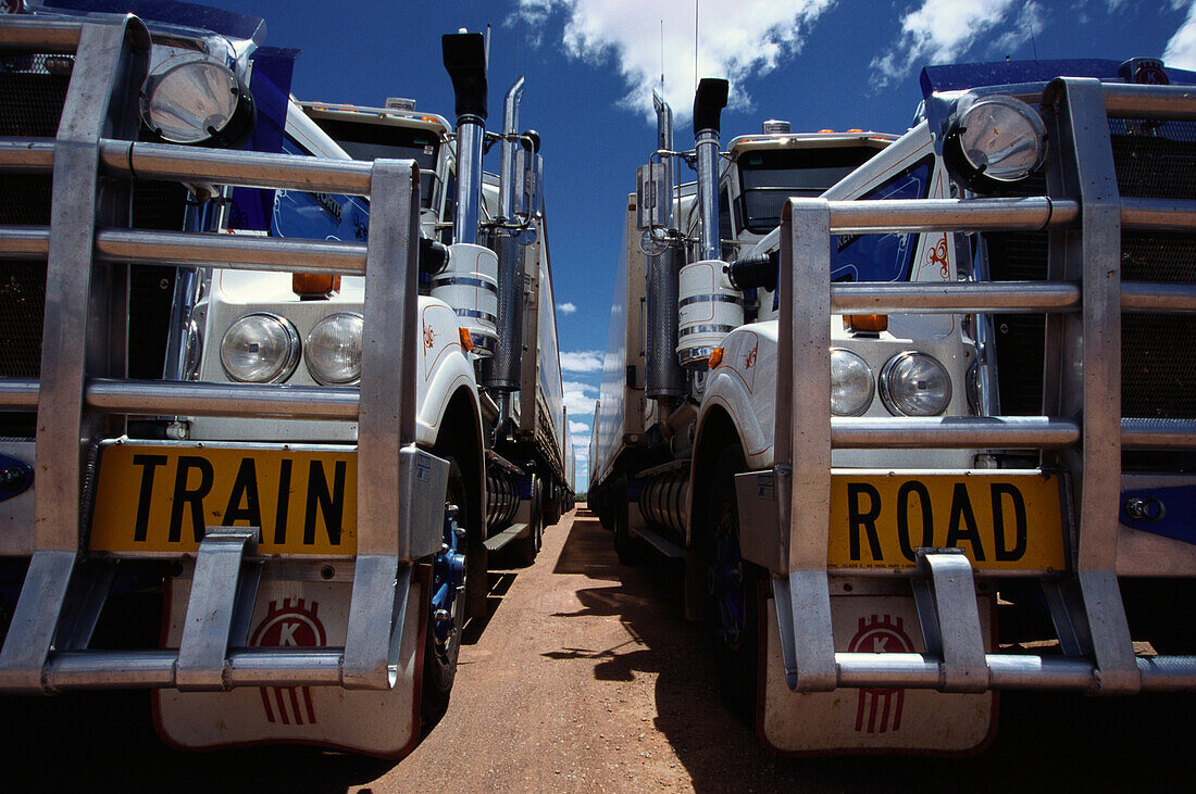 Zwei Laster, Roadtrains, auf der Landstraße, Landschaft, Australien