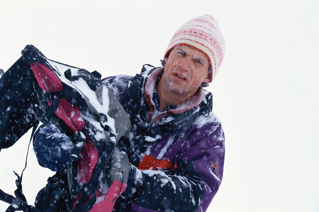 Ein Mann, Bergsteiger im Schneesturm, Gebirge, Sport