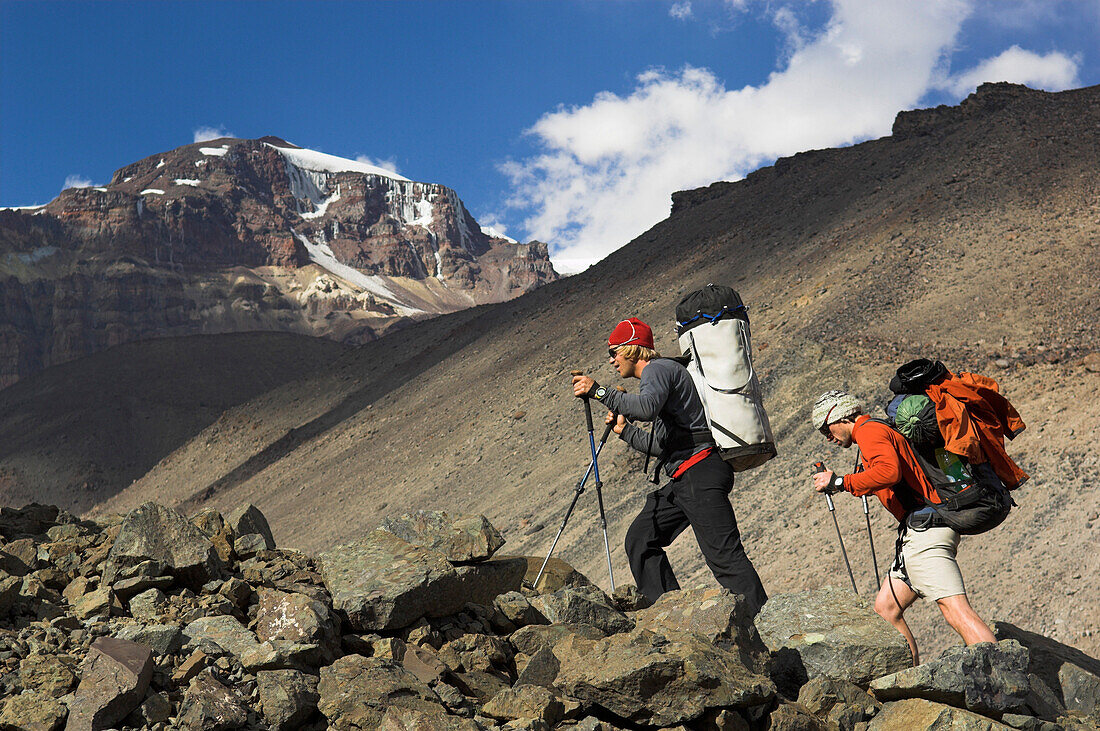 Albert Leichtfried und Harald Berger beim Anstieg durch den Cajon del Maipo Richtung Cerro Marmolejo 6085 m Südwand, Eisklettern, Chile