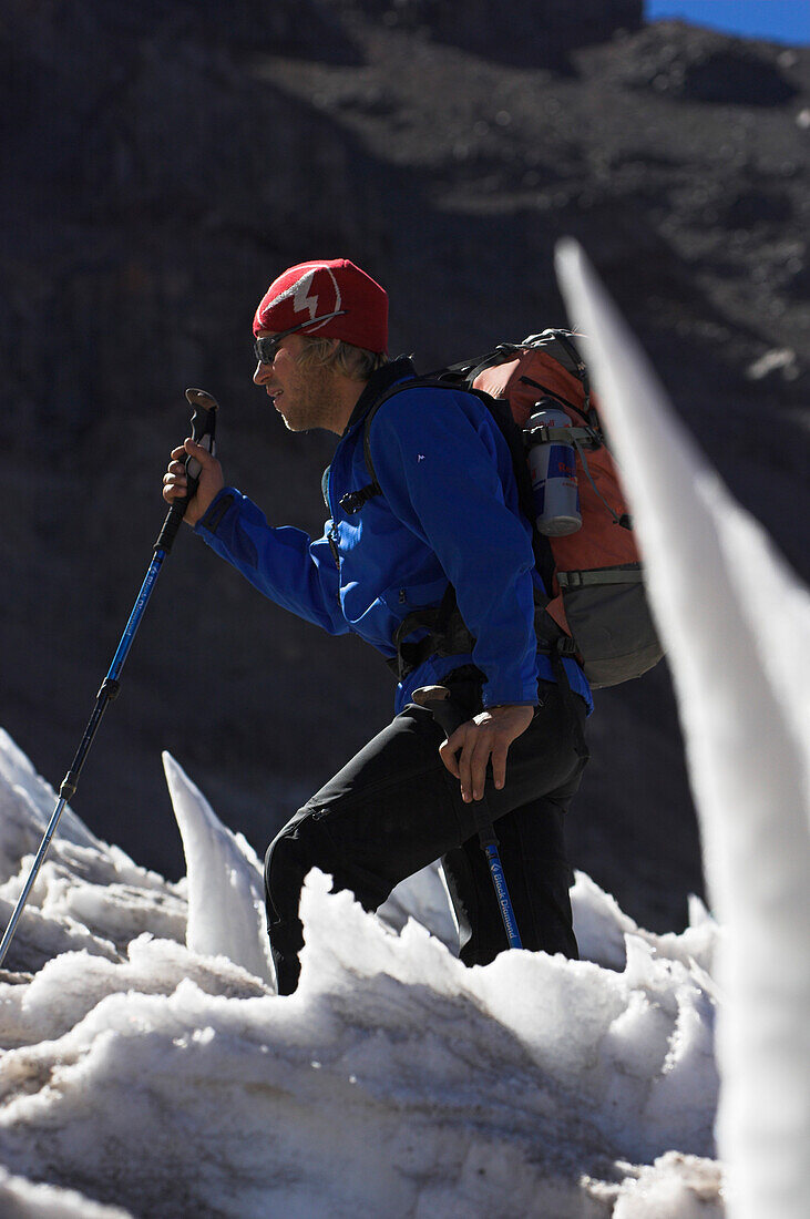 Albert Leichtfried beim Aufstieg zur Südwand des Cerro Marmolejo 6085 m, Eisklettern, Chile