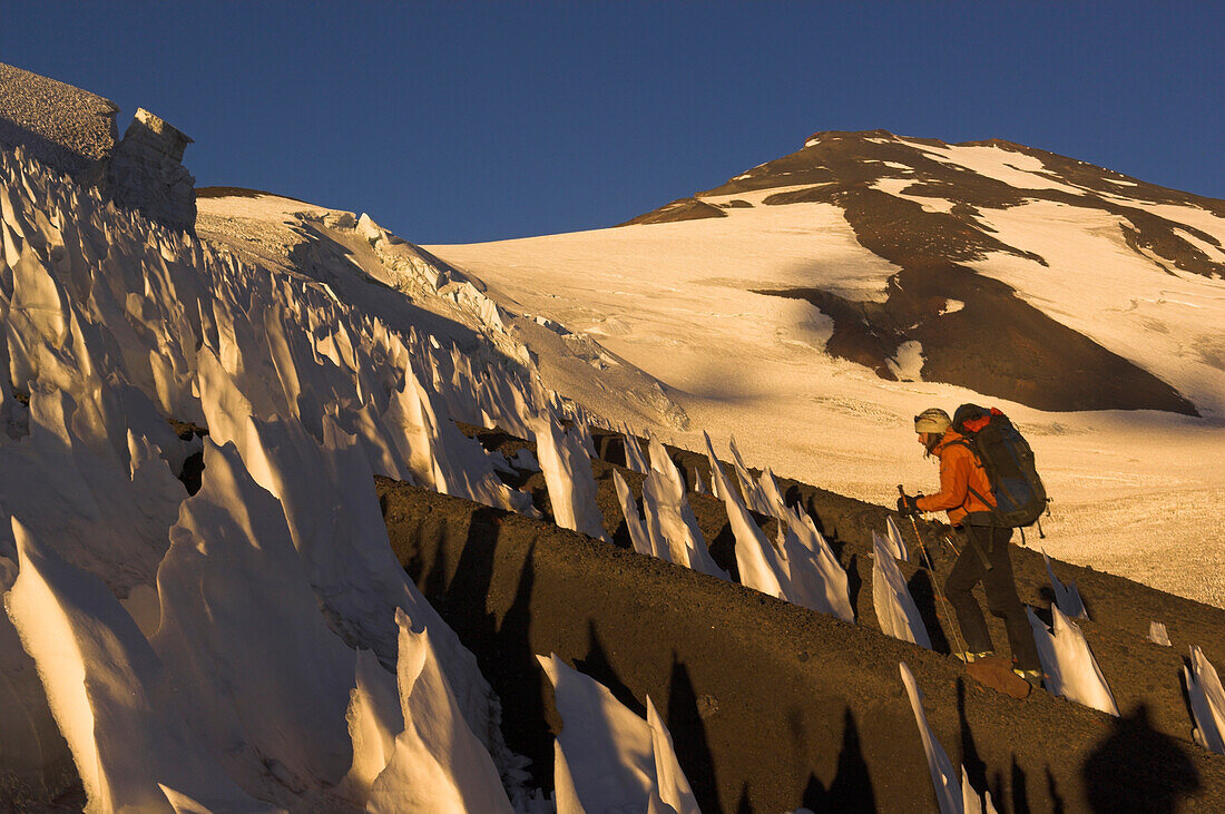 Eiskletterer beim Aufstieg zum Cerro Marmolejo, Chilenische Anden, Chile