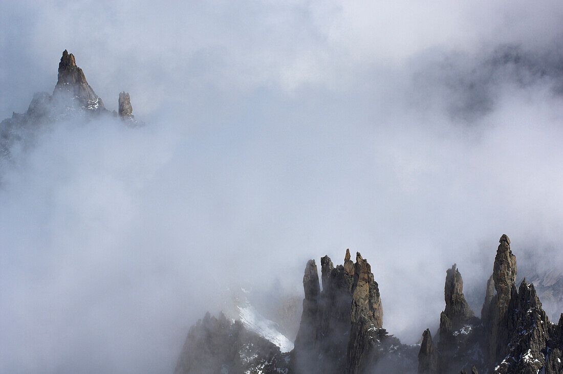 Wolkenmeer über Felsen, Chamonix, Rhone-Alpes, Frankreich