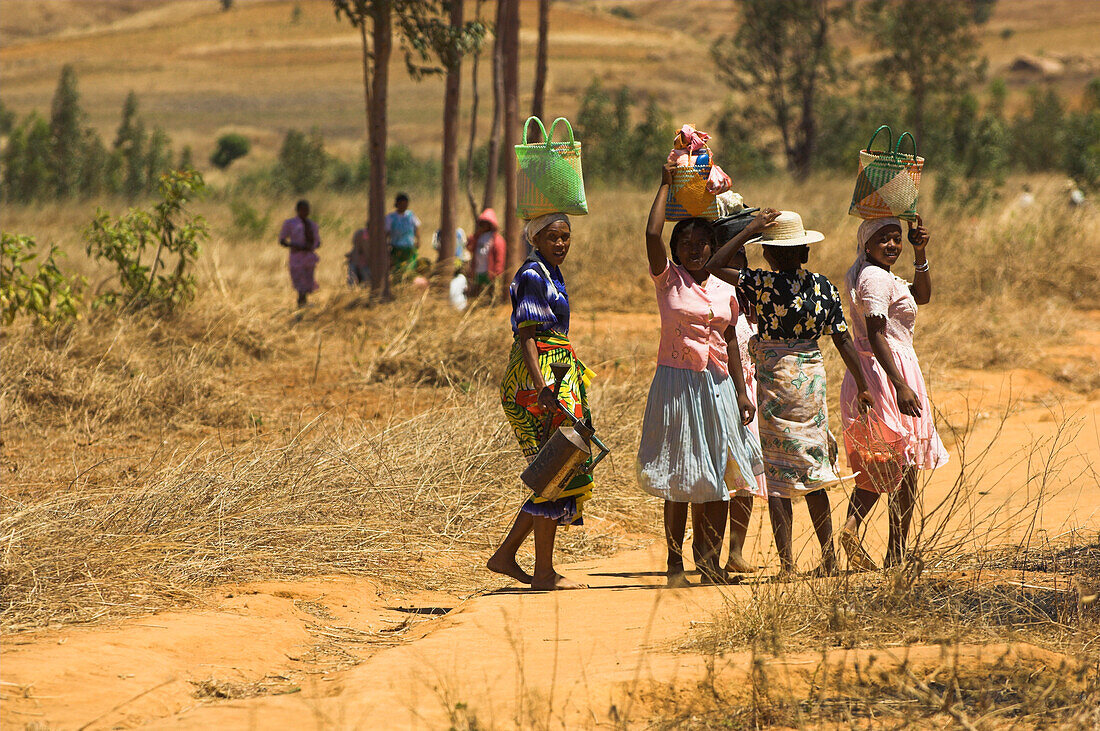 Dorfbewohner, Einheimischen Frauen tragen Taschen auf den Kopf, Madagaskar, Afrika