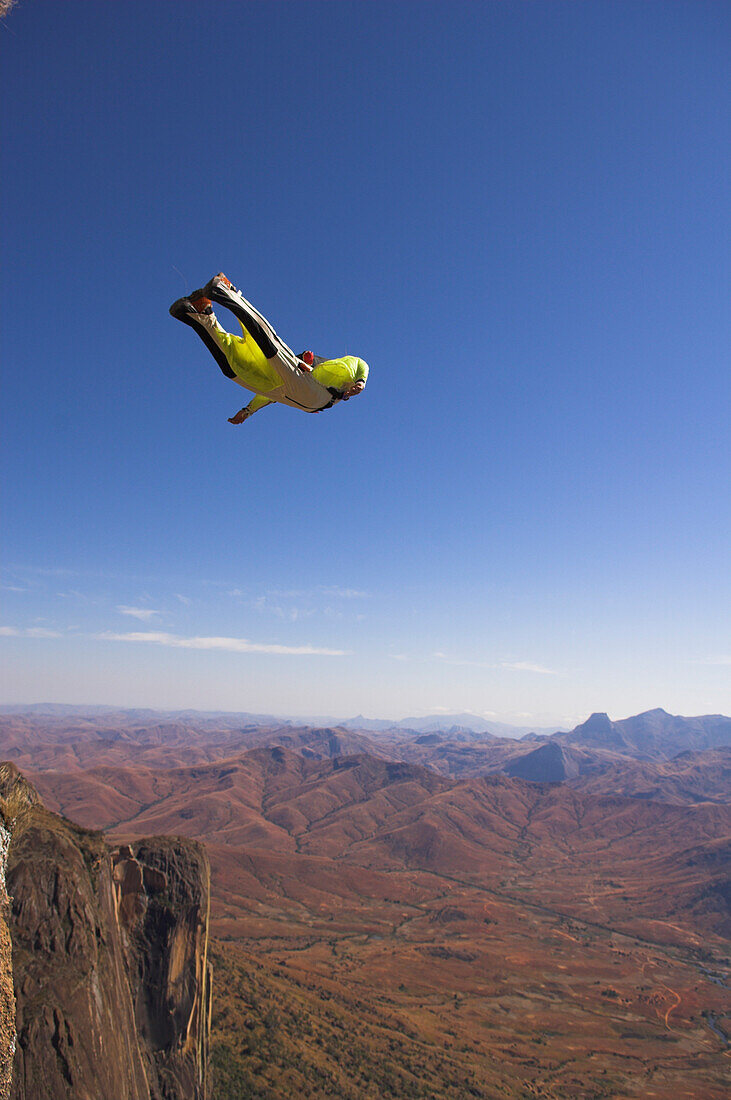 Basejumper in der Luft, Tsaranoro Be, Andringitra Nationalpark, Madagaskar