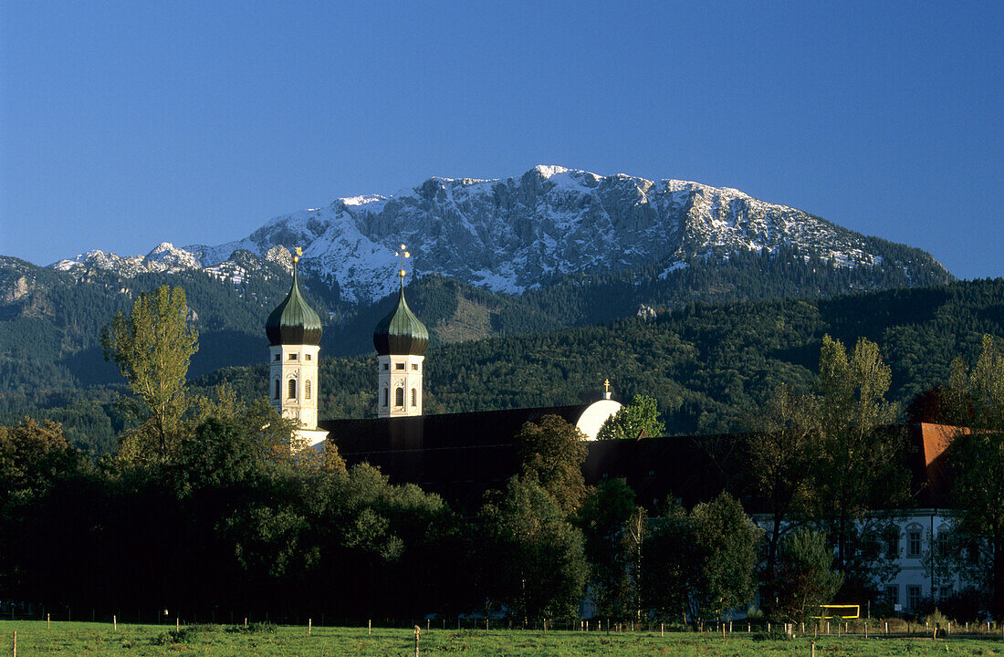 Klosterkirche St. Benedikt, schneebedeckte Benediktenwand im Hintergrund, Benediktbeuern, Oberbayern, Bayern, Deutschland