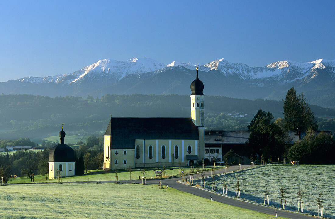 Wallfahrtskirche Wildparting mit Wendelstein im Hintergrund, Bayerische Alpen, Oberbayern, Bayern, Deutschland