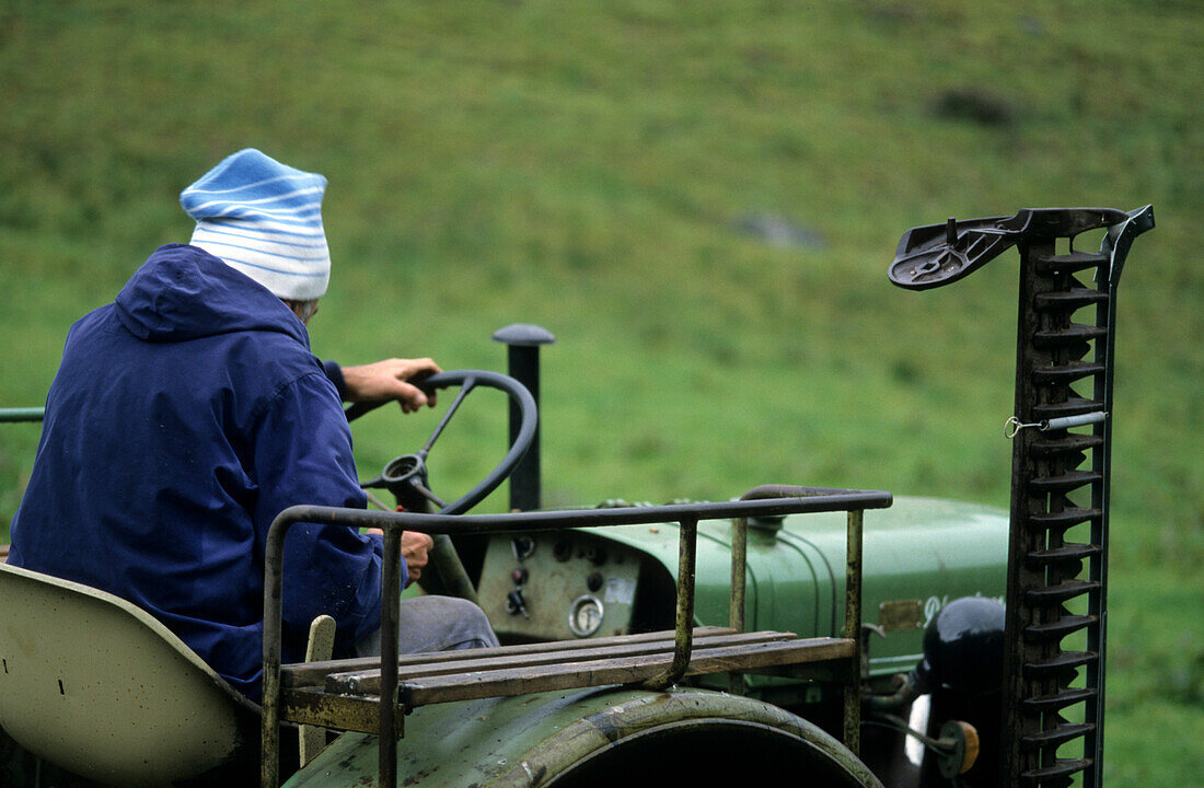 Bauer mit Traktor, Oberbayern, Bayern, Deutschland