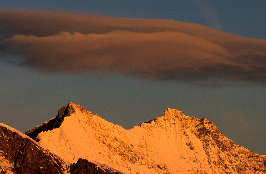 Täschhorn und Dom mit Wolkenformation im Morgenlicht, Monte Moro-Pass, Mischabelgruppe, Wallis, Schweiz