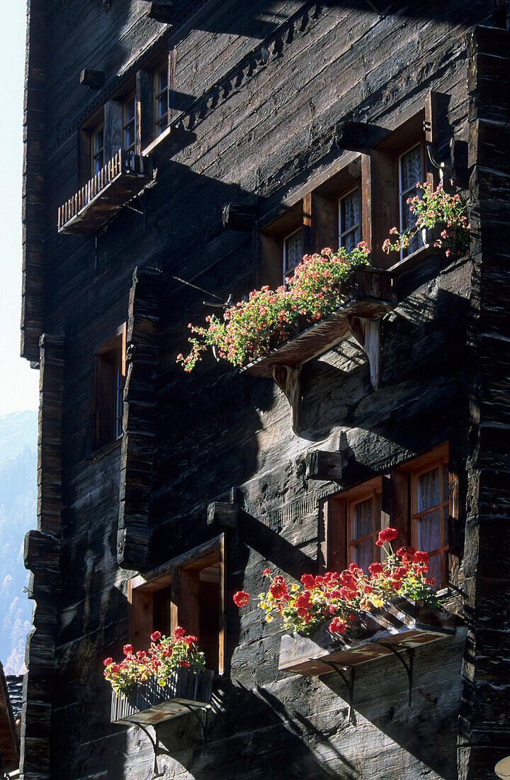 traditionelles Holzhaus in Grimentz, Wallis, Schweiz