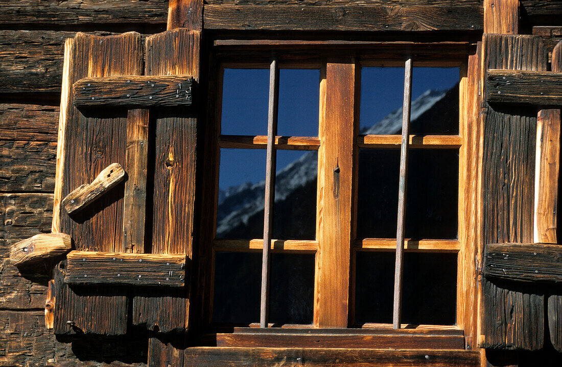 Fenster mit Laden an einer Almhütte, Ötztal, Tirol, Österreich