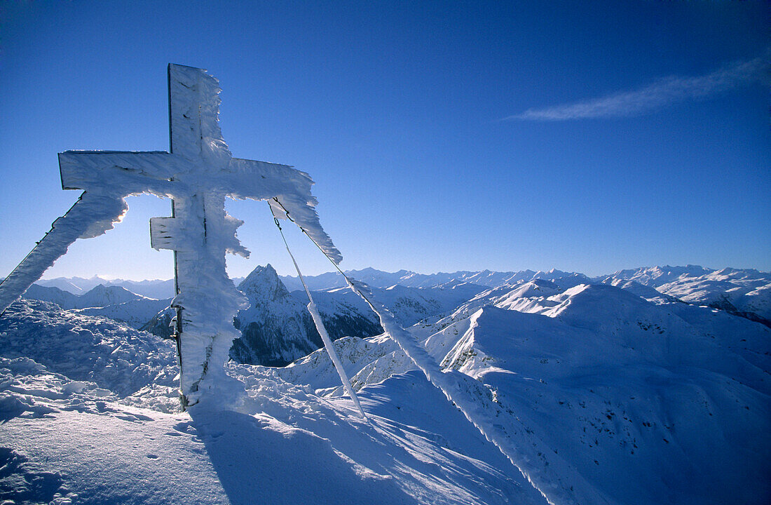 Gipfelkreuz mit Raureif am Brechhorn, Kitzbüheler Alpen, Tirol, Österreich