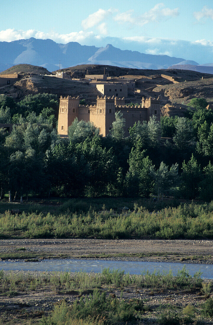 Burg aus Lehmziegeln im Dadestal, Marokko