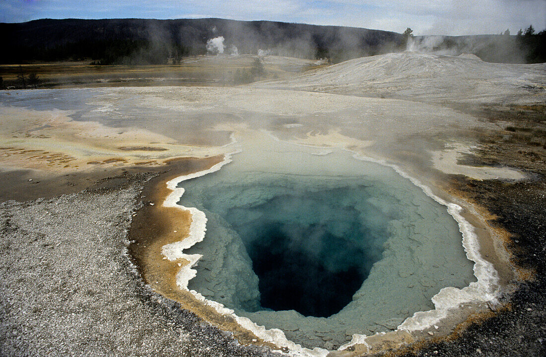 heiße Quelle mit Kristallrand, Yellowstone Nationalpark, Wyoming, USA