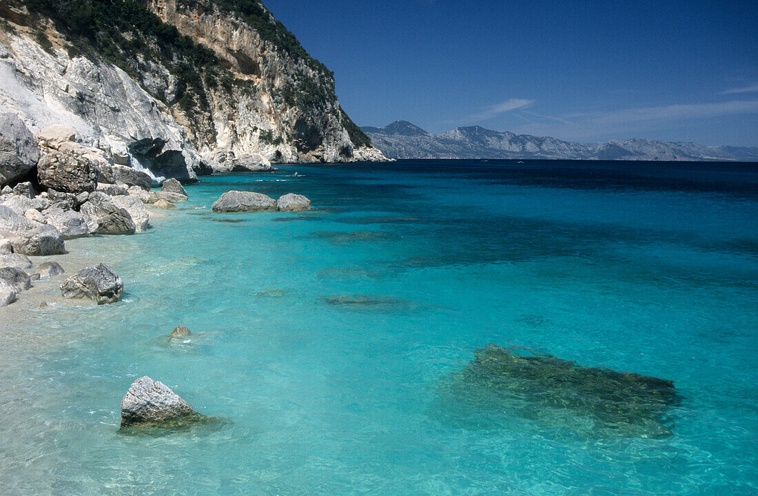 Meeresbucht mit blau-grünem Wasser, Sardinien, Italien
