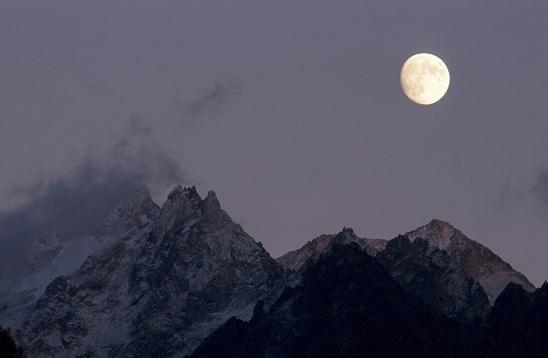 Mond über den Granitzacken des Bergells, Soglio, Bergell, Graubünden, Schweiz