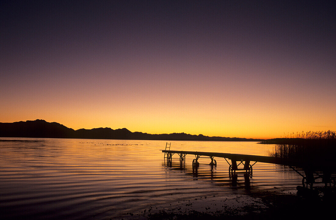 Chiemsee mit Bootssteg, Chiemgauer Alpen im Hintergrund, Chieming, Chiemgau, Oberbayern, Bayern, Deutschland