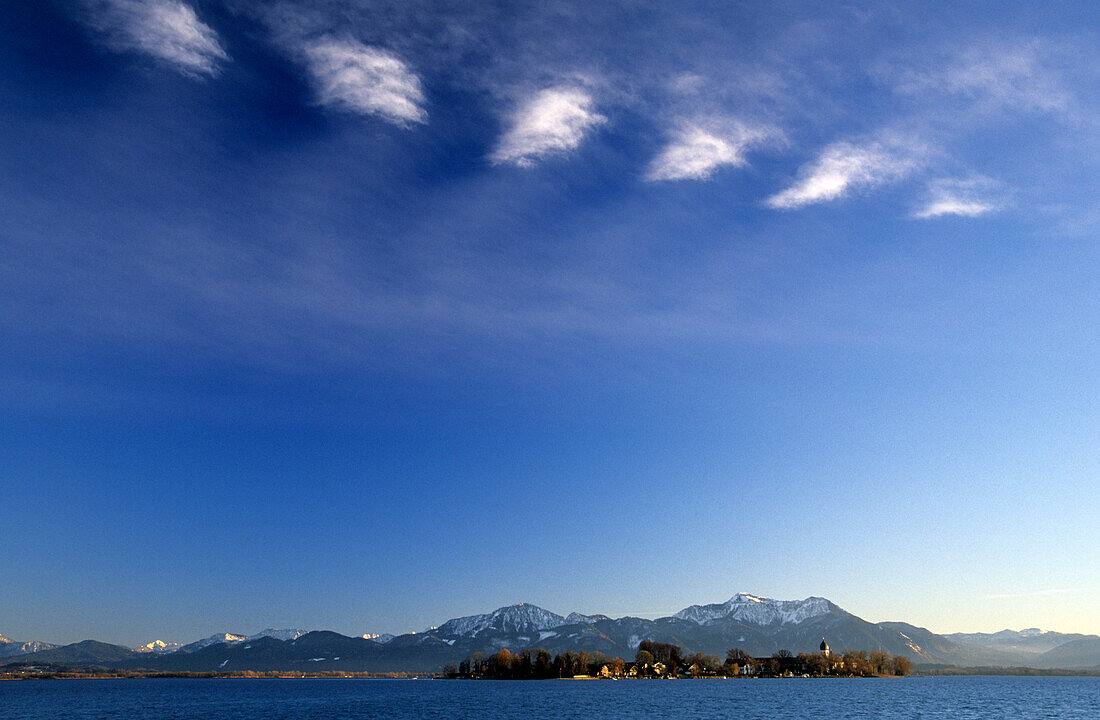 Lake Chiemsee with island of Frauenchiemsee, snow covered Chiemgau Alps in background, Gstadt am Chiemsee, Chiemgau, Upper Bavaria, Bavaria, Germany