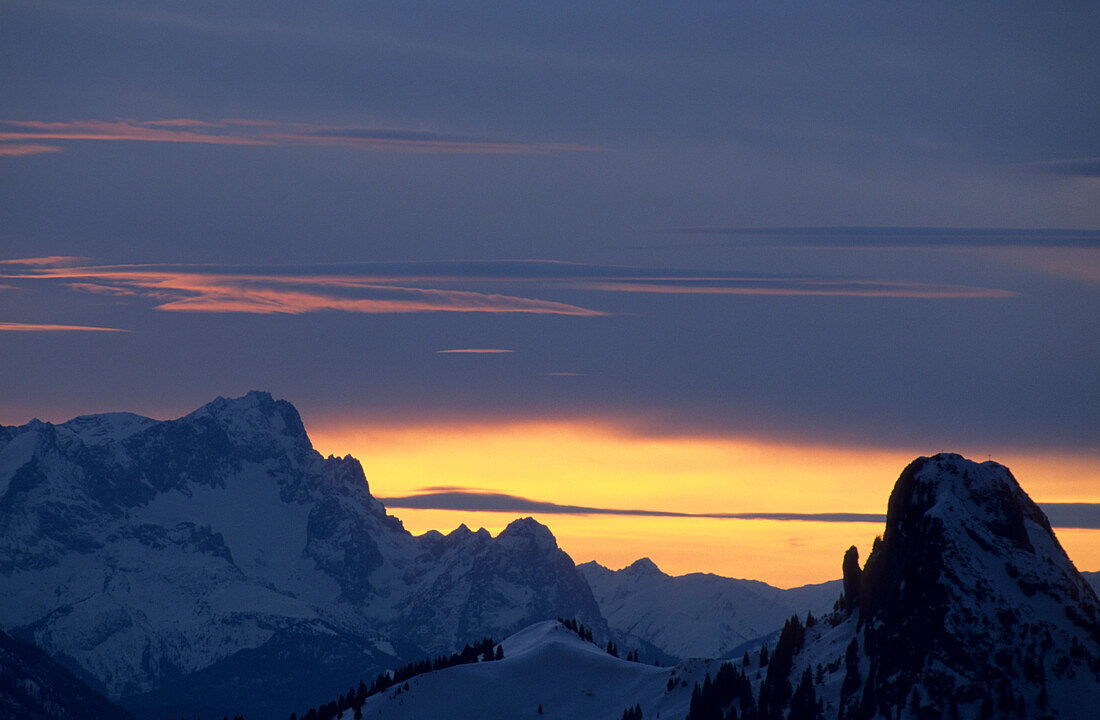 Zugspitze und Ross- und Buchstein in der Abenddämmerung, Bayerische Voralpen, Oberbayern, Bayern, Deutschland