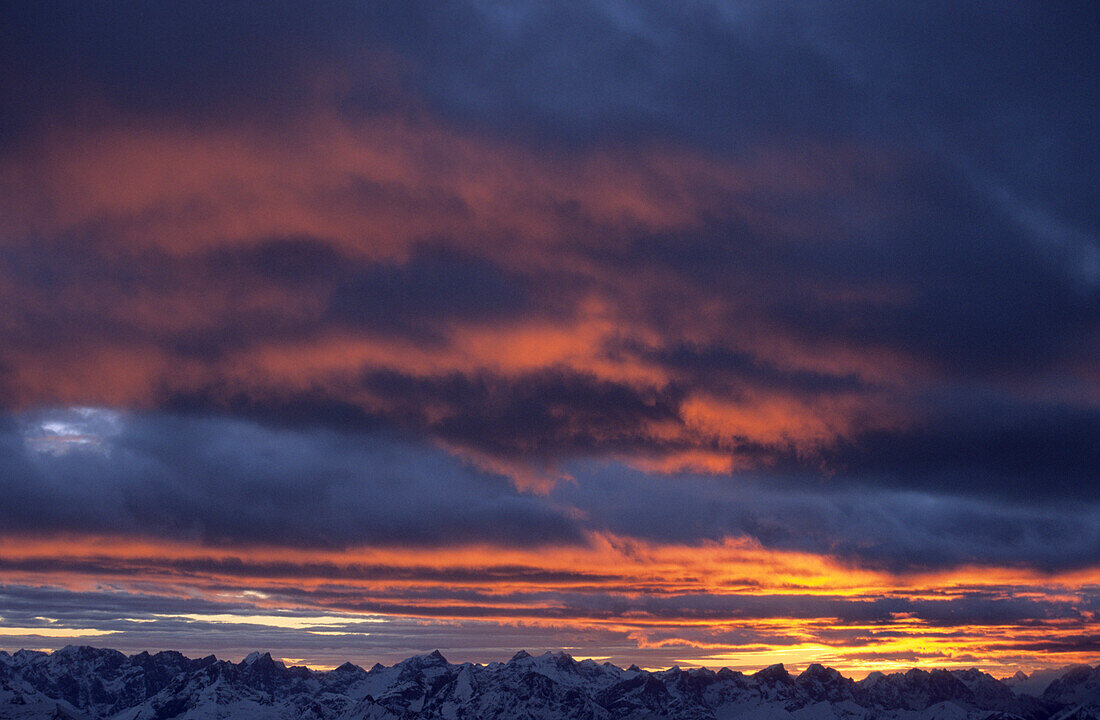 Karwendel mit dramatischer Wolkenstimmung bei Sonnenuntergang vom Guffert, Rofangebirge, Tirol, Österreich