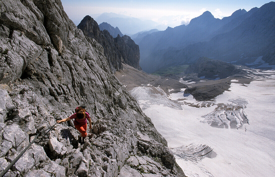 Bergsteiger am Klettersteig über dem Höllentalferner, Zugspitze, Wettersteingebirge, Oberbayern, Bayern, Deutschland