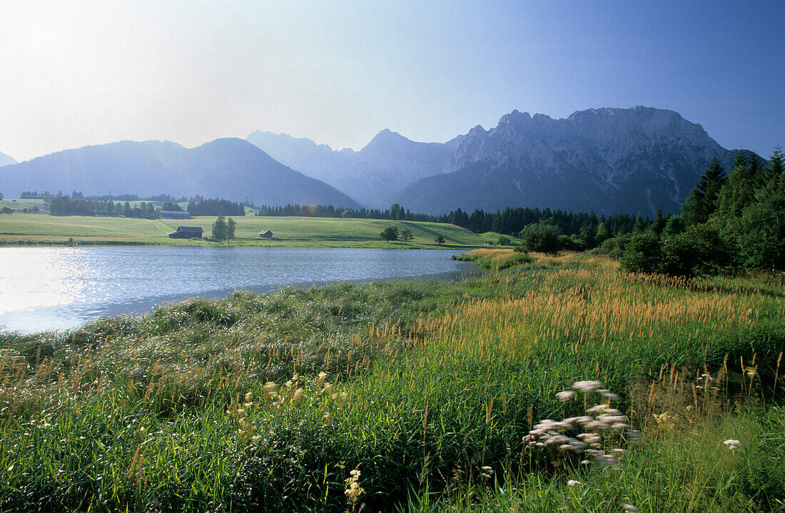 Blick über den Schmalensee auf Karwendelgruppe, Oberbayern, Bayern, Deutschland