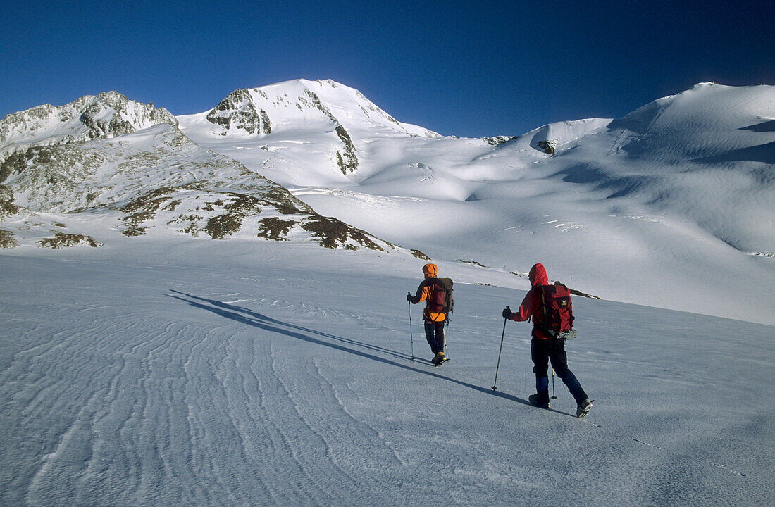 zwei Bergsteiger auf dem Weg zum Hintereisferner unter der Weißkugel, Ötztaler Alpen, Tirol, Österreich