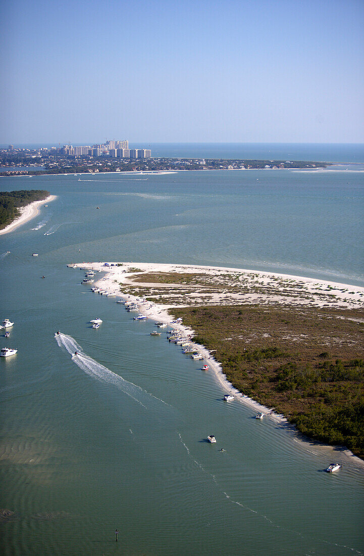 Luftbild von Marco Island, Florida, USA. Wer ein Boot hat, geniesst den Sonntag auf einer der vorgelagerten Sandbänke.