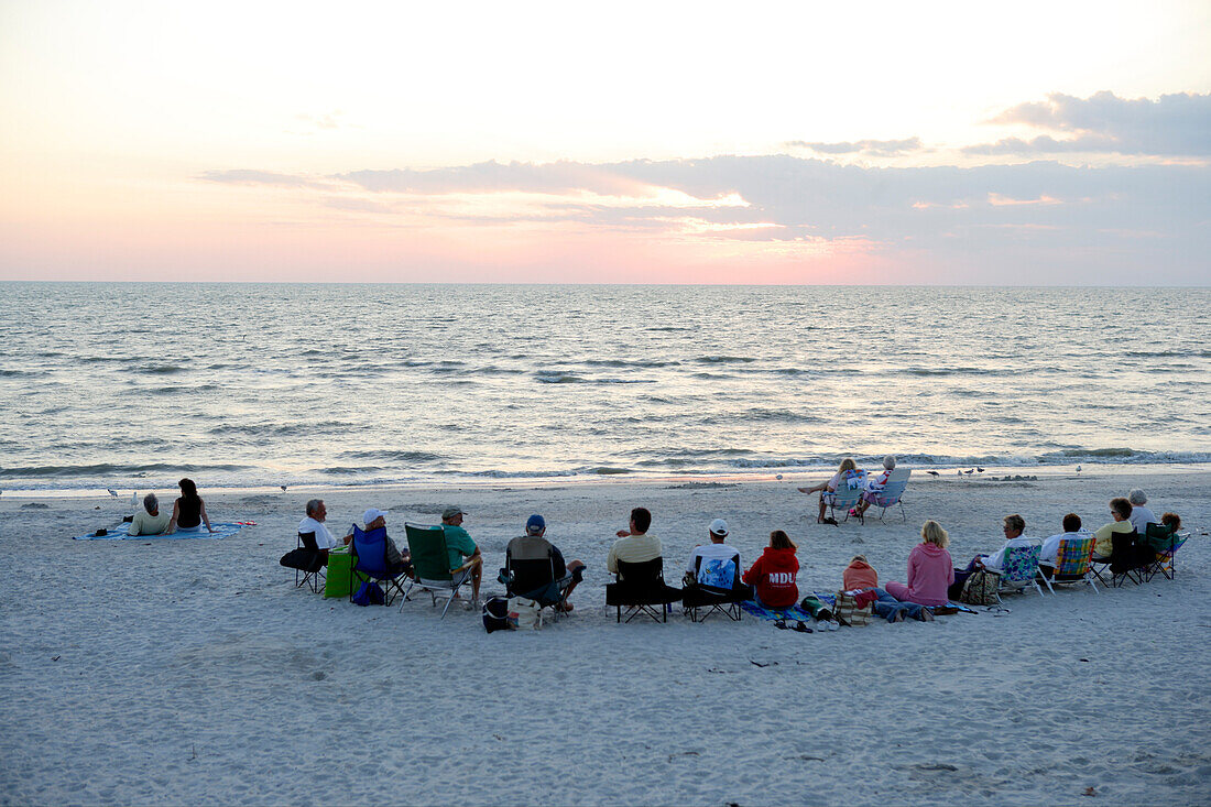Sonnenuntergang an einem Strand in Naples, Florida, USA